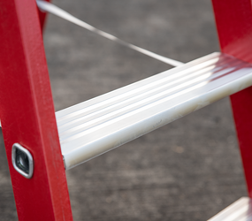 Bockleiter beidseitig begehbar 2x4 Stufen | © Riesa Outlet GmbH