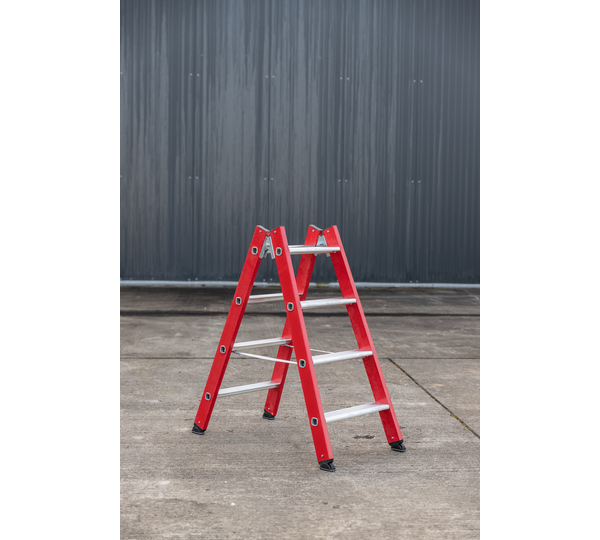 Bockleiter beidseitig begehbar 2x4 Stufen | © Riesa Outlet GmbH