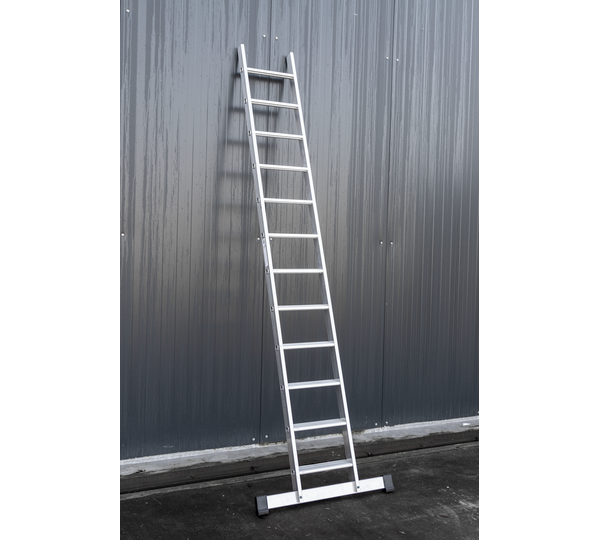 Anlegeleiter mit Traverse 12 Stufen | © Riesa Outlet GmbH