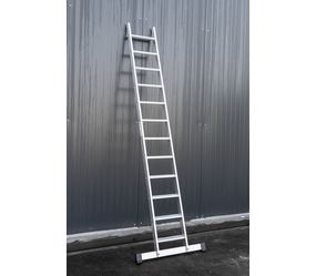 Anlegeleiter mit Traverse 12 Stufen | © Riesa Outlet GmbH