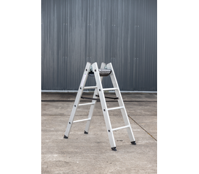 Bockleiter Aluminium beidseitig begehbar 2x4 Stufen | © Riesa Outlet GmbH