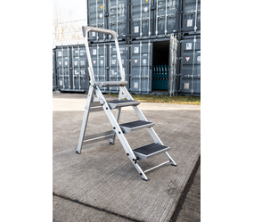 Klapptritt mit Haltegriff 4 Stufen | © Riesa Outlet GmbH