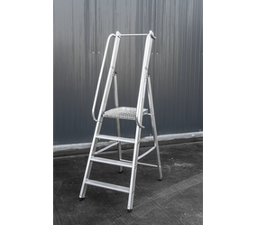 Podestleiter einseitig begehbar 3 Stufen | © Riesa Outlet GmbH