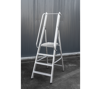 Podestleiter einseitig begehbar 3 Stufen | © Riesa Outlet GmbH