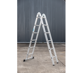 Scharnierleiter mit Traverse | © Riesa Outlet GmbH