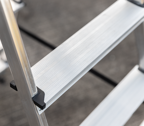 Bockleiter Aluminium beidseitig begehbar 2x5 Stufen | © Riesa Outlet GmbH